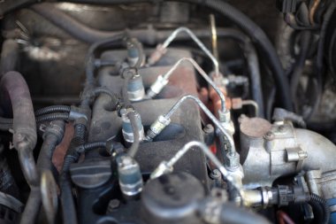 Araba motoru. Kaputun altındaki araba.. 