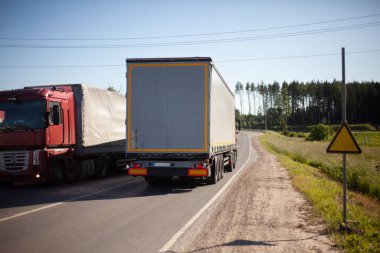 Karavan gün boyunca yol boyunca sürüyor. Otobanda nakliye hareketi.