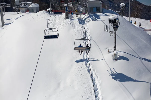 冬日里,滑雪在山上飘扬.山里的寒假。高山滑雪胜地. — 图库照片