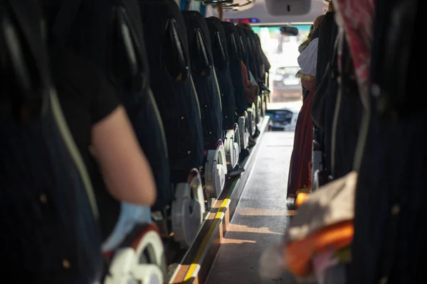 Im Bus. Sitzreihen für Passagiere. — Stockfoto