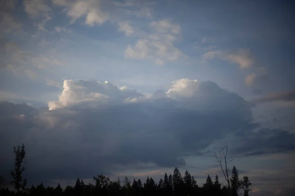 Hemels landschap. Avond wolken. Schoonheid van de natuur. Gloomy lucht achtergrond. — Stockfoto