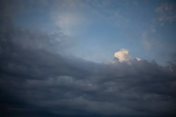 Paisaje celestial. Nubes nocturnas. Belleza de la naturaleza. Fondo del cielo sombrío. — Foto de Stock
