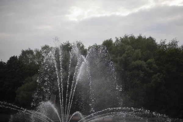 Fontaine sur l'eau. Fontaine dans le parc de la ville. Des jets d'eau. Décoration de ville d'été. Promenade le long de l'étang. — Photo