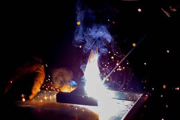 Vonken van metalen lassen. Lasser aan het werk. Hoge temperatuur bij het werken met een lasmachine. — Stockfoto