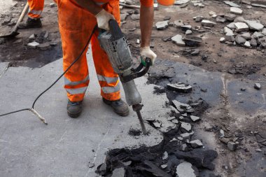 Kaya matkabıyla çalışmak. Asfaltın çıkarılması. Yol yüzeyi değişikliği.