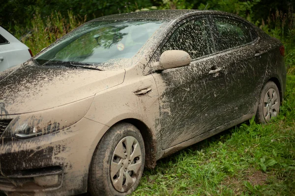 O carro está coberto de lama. Carro depois de dirigir através de poças. — Fotografia de Stock