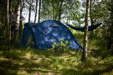 Ormanda hayat boyu turist çadırı. Eşarp doğada. Dinlenmek için bir yer. Su geçirmez çadır.