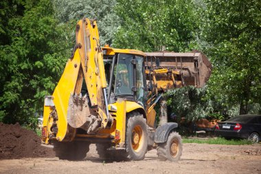 Kazı makinesi kum taşır. Sokaktaki inşaat makineleri. Kovayla kum temizliyorum..