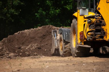 Kazı makinesi kum taşır. Sokaktaki inşaat makineleri. Kovayla kum temizliyorum..