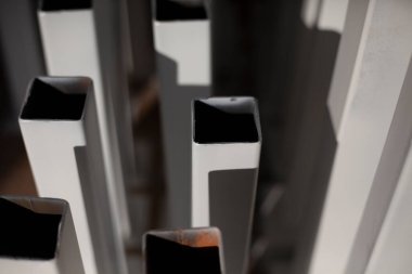 Boyalı metal profil. Metal ürün kuruyor..