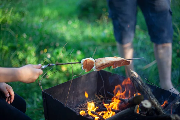 Frita o pão sobre o fogo. Cozinhar comida sobre uma fogueira. — Fotografia de Stock