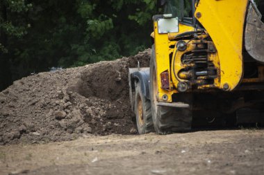 Kazı makinesi kum taşır. Sokaktaki inşaat makineleri. Kovayla kum temizliyorum..