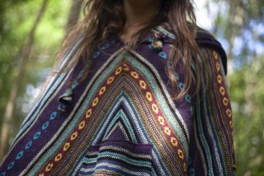 Geleneksel Meksika pelerini farklı renklerde. Panço 'dan..