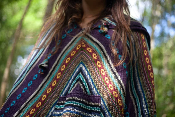 Tradiční mexická pláštěnka v různých barvách. Pancho na osobu. — Stock fotografie