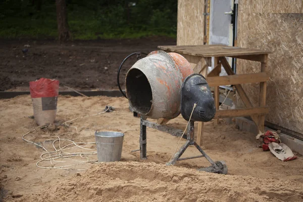 Betonkeverő homokkal. Építkezés az utcán. Keverés a habarcs, hogy hozzon létre a beton. — Stock Fotó