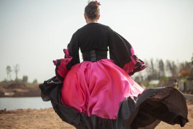Çingene elbisesi içinde dans et. Sokaktaki sanatçıların performansları. 
