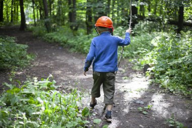 Çocuk ormanda yürür. Oğlan ormanda kaybolmuştu. Anaokulu öğrencisi evden kaçtı.. 