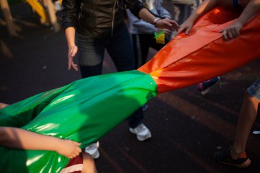 Çocuk parkındaki çocuklar. Yaz oyunu.