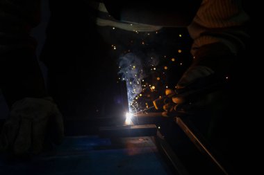 Metal kaynaklama. Sıcaklık. Bir kaynakçının atölyedeki işi.. 