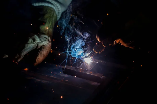 Metallschweißen. Hitze. Die Arbeit eines Schweißers in einer Werkstatt. — Stockfoto