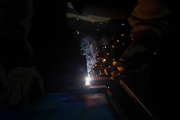 Metalen lassen. Warmte. Het werk van een lasser in een werkplaats. — Stockfoto