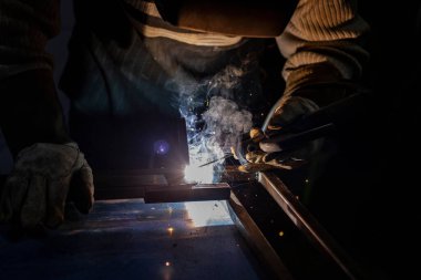 Metal kaynaklama. Sıcaklık. Bir kaynakçının atölyedeki işi.. 