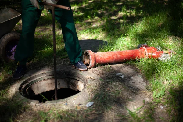 Szennyvízcsatorna-javítás tűzcsap telepítésével. Megelőző hibaelhárítási munka a szennyvízrendszerben. — Stock Fotó