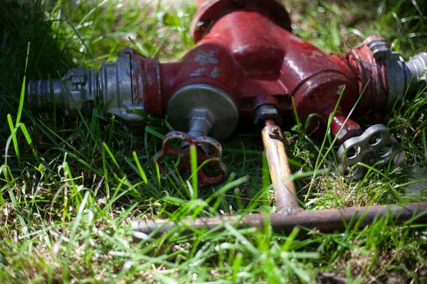 Perbaikan saluran air dengan memasang hidran. Pencegahan pemecahan masalah bekerja dalam sistem pembuangan limbah.. — Stok Foto