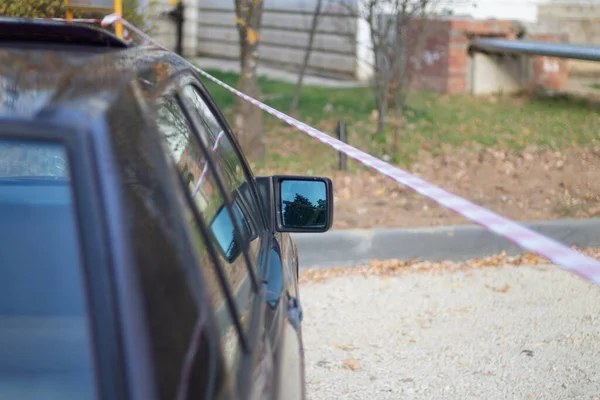 El coche está estacionado en la burocracia.. —  Fotos de Stock