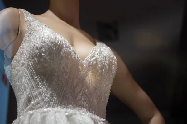 Fehér ruha egy próbababán. Könnyű szövet egy női próbababán, hogy bemutassa a ruháit. Menyasszonyi ruha megjelenítése emberi alakon. — Stock Fotó