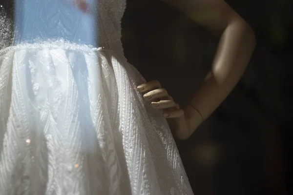 Fehér ruha egy próbababán. Könnyű szövet egy női próbababán, hogy bemutassa a ruháit. Menyasszonyi ruha megjelenítése emberi alakon. — Stock Fotó
