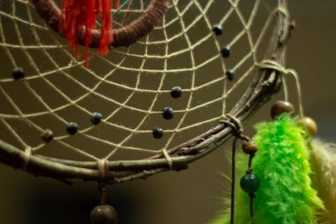 Düş kapanı tavandan sarkıyor. Afrika tılsımı kötü ruhları uzak tutuyor. Uykusuzluktan koruma.