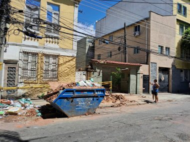 RIO DE JANEIRO (RJ) Brezilya 02 / 03 / 2024. Rio de Janeiro şehrinde bir kadın ölüyor ve erkekler arabanın üstüne çöktükten sonra yaralanıyorlar.