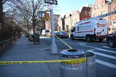 Polis, Brooklyn, New York 'ta bir gecede vurulan birini araştırıyor. 1 Mart 2024, Brooklyn, New York, ABD: 29 Şubat 2024, Perşembe akşamı, saat 22: 40 sularında, polis bir erkek vurulma olayına cevap verdi. 