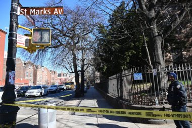 Polis, Brooklyn, New York 'ta bir gecede vurulan birini araştırıyor. 1 Mart 2024, Brooklyn, New York, ABD: 29 Şubat 2024, Perşembe akşamı, saat 22: 40 sularında, polis bir erkek vurulma olayına cevap verdi. 