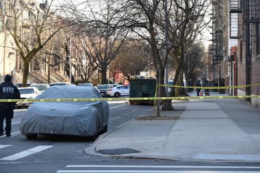 Polis, Brooklyn, New York 'ta bir gecede vurulan birini araştırıyor. 1 Mart 2024, Brooklyn, New York, ABD: 29 Şubat 2024, Perşembe akşamı, saat 22: 40 sularında, polis bir erkek vurulma olayına cevap verdi. 