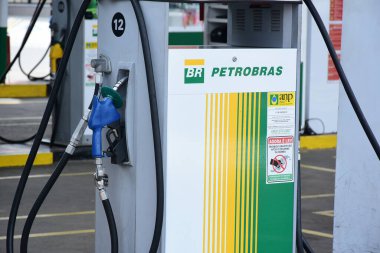 VITORIA DA CONQUISTA (BA), Brezilya 03 / 02 / 2024 - Fotoğrafta, Petrobras istasyonunda yakıt pompası (benzin, etanol, Diesel). 