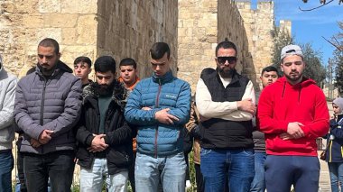 Askerler, Müslümanların El Aksa Camii 'ne girmesini engelliyor. Müslümanların Kudüs' teki El Aksa Camisi 'ne girmesini engelliyor. 01 Mart 2024, Kudüs, İsrail