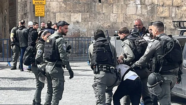 Soldados Impedem Que Adoradores Muçulmanos Entrem Nos Soldados Aqsa Mosquei — Fotografia de Stock