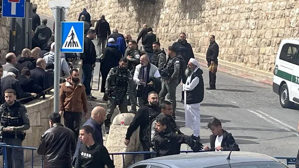 Soldados Impedem Que Adoradores Muçulmanos Entrem Nos Soldados Aqsa Mosquei — Fotografia de Stock