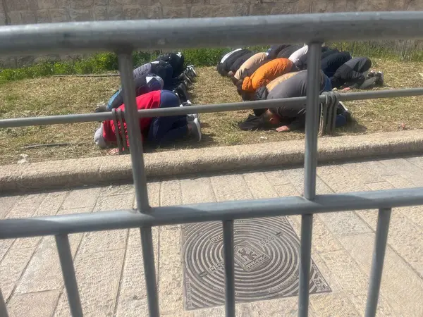 Des Soldats Empêchent Les Fidèles Musulmans Entrer Dans Mosquée Aqsa — Photo