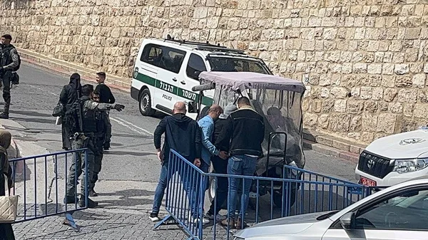 兵士たちは イスラム教徒の礼拝者がエルサレムのアル アッカサ モスカに入るのを防ぎます マルカ2024年 エルサレム イスラエル — ストック写真