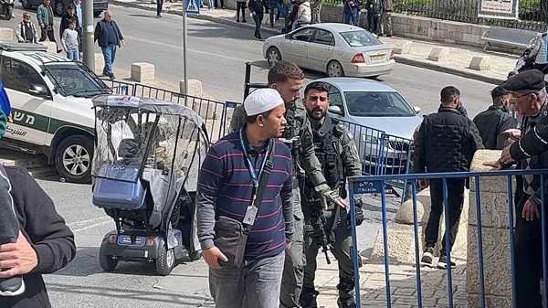 Los Soldados Impiden Que Los Adoradores Musulmanes Entren Mezquita Aqsa —  Fotos de Stock