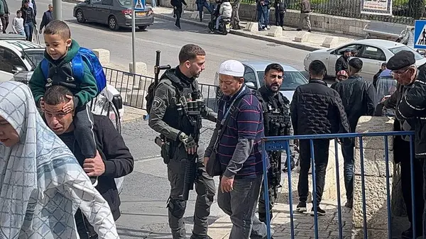 Los Soldados Impiden Que Los Adoradores Musulmanes Entren Mezquita Aqsa —  Fotos de Stock