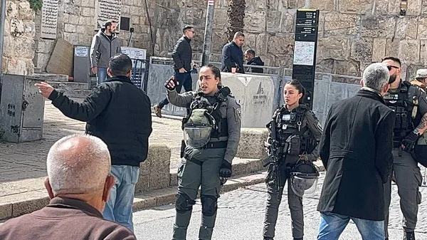 兵士たちは イスラム教徒の礼拝者がエルサレムのアル アッカサ モスカに入るのを防ぎます マルカ2024年 エルサレム イスラエル — ストック写真