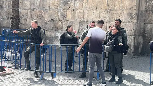 Soldados Impedem Que Adoradores Muçulmanos Entrem Nos Soldados Aqsa Mosquei — Fotografia de Stock