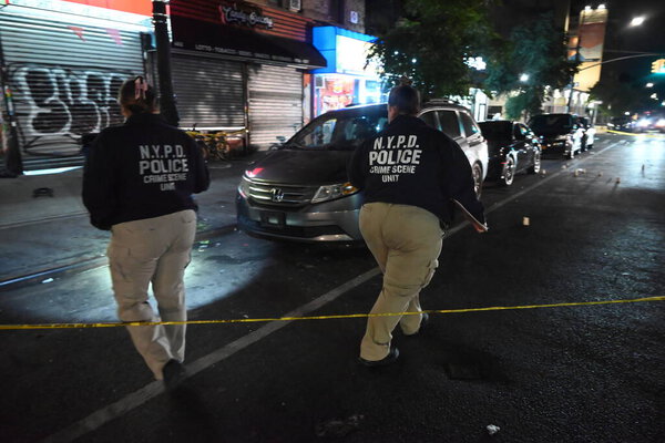 Один человек был убит и еще четверо получили ранения в результате массовой стрельбы на Алертон Авеню 686 в пределах 49 участка в Бронксе, Нью-Йорк. 1 сентября 2025, бронх, новый йорк, сша (kyle mazza / threws2))