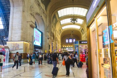 Milan (İtalya), 09 / 03 / 2025 - Milano Centrale, günlük 320.000 yolcu ve 500 'den fazla trenle Milano' nun ana tren istasyonu. (Edson de souza / thews2)