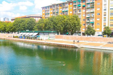 Milan (İtalya), 09 / 03 / 2025 - Darsena, Milano Navigli 'den geçen demirleme ve depolama tekneleri için kullanılan Milano yakınlarındaki bir nehir havzası. (Edson De Souza / Yeniler 2)