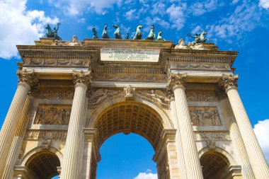 Milan (İtalya), 3 Eylül 2025 - Arco della Pace 19. yüzyılda Napolyon gözetiminde inşa edildi. Neoklasik yapı üç atari salonu ve dört sütundan oluşur (Edson de souza / thenews2)